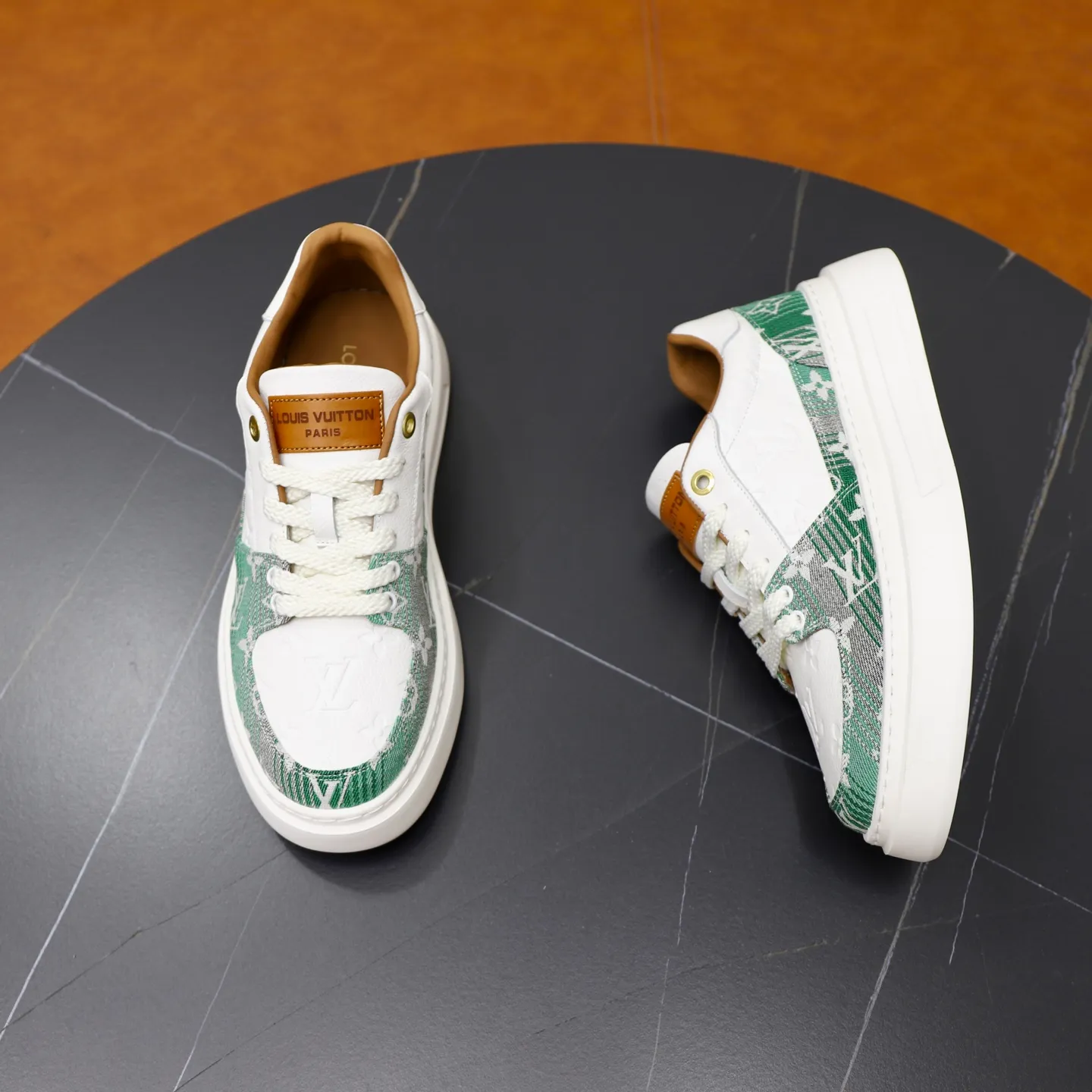 Ex-factory price: 480💰🙅‍♂️🙅‍♂️🙅‍♂️ Brand: LV Louis Vuitton Standard code: 38-44 (45 customized) Grade: Same as the official website Material: Original fabric Comfortable cowhide lining Increased lightness, wear-resistant and soft outsole Style category: Men's fashionable casual shoes Running sneakers Distinguished luxury brand elements Top luxury Color: actual picture color
